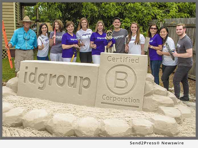 idgroup team and Rick Mungeam sand sculptor