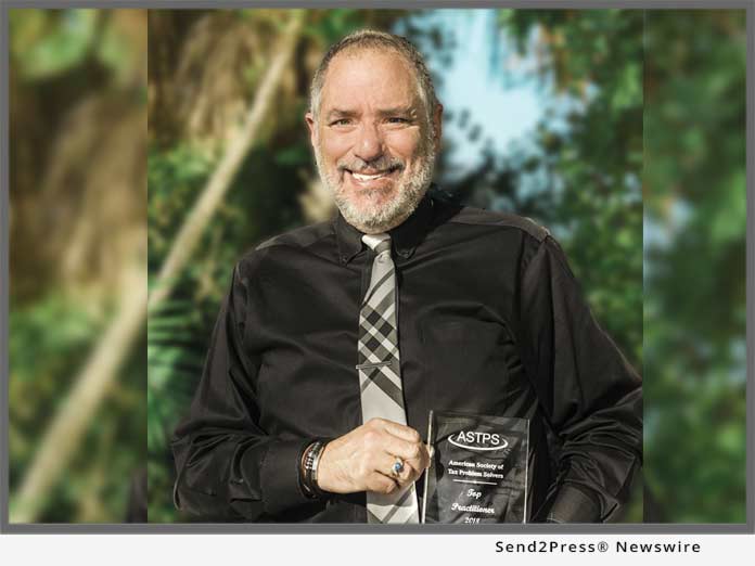 Jeffrey Schneider with ASTPS Award