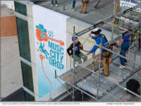 Dana Paslowski of Move For Hunger rappelling down the Omni Nashville Hotel.